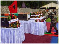 Poonch Terror Attack: नम हुईं आंखें, पुंछ शहीदों की अंतिम यात्रा में गूंजे 'भारत माता की जय' के नारे, देखें तस्वीरें