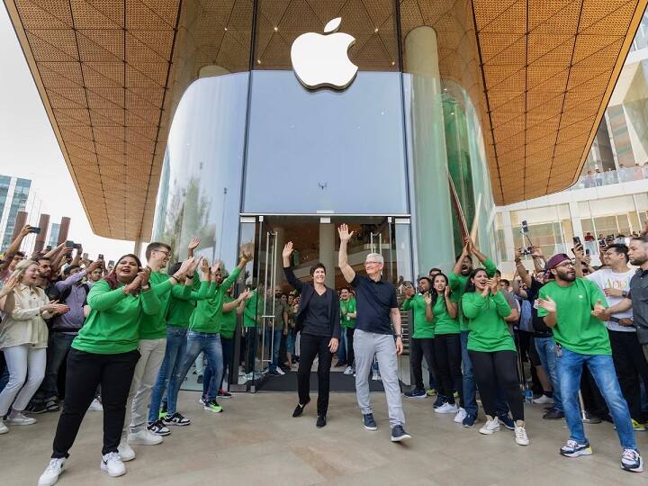 Apple India Careers: एप्पल ने अपने दोनों भारतीय स्टोर के लिए बड़ी सावधानी से हायरिंग की है. आप इनकी सैलरी और क्वालिफिकेशन जान लेंगे तो हैरान रह सकते हैं...