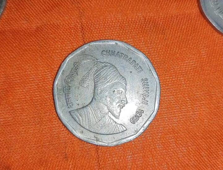 केवळ छत्रपती शिवाजी महाराजांवरील प्रेमापोटी संतोष यांनी गेल्या काही वर्षापासून छत्रपतींची प्रतिमा असलेली नाणी संकलित करण्याचा उपक्रम सुरू केला जो आज जवळपास 1000 नाण्यांचा संग्रहापर्यंत गेला आहे.