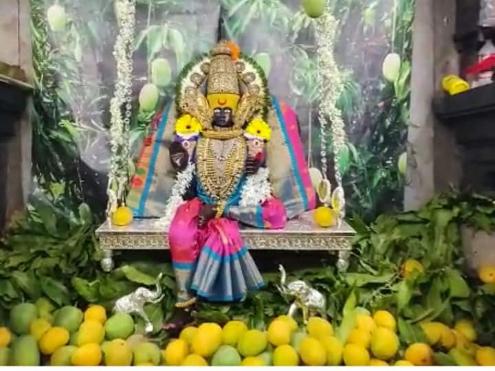 ही आरास पाहण्यासाठी भक्तांनी मोठी गर्दी केली होती.