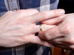 क्या आप भी पहनते हैं अंगूठी? तो जान लीजिए इसका आपके स्वास्थ्य पर क्या असर पड़ता है?