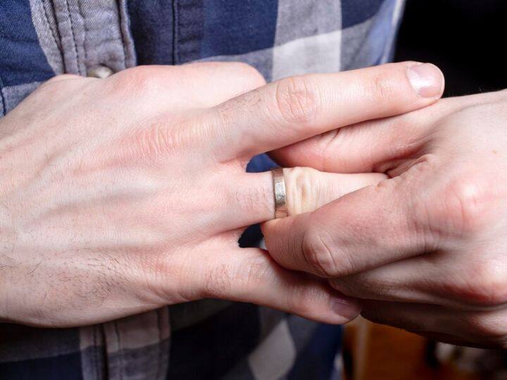 अगर आपने एक ही रिंग को सालों से पहना हुआ है और इस दौरान आपका वजन भी तेजी से बढ़ा है तो आपके लिए यही रिंग मुसीबतों की झड़िया लगा सकती है. जर्नल ऑफ हैंड सर्जरी में पब्लिश एक स्टडी के मुताबिक, ज्यादा टाइट और कसी हुई अंगूठी पहनने से क्रॉनिक कॉन्सट्रिक्शन हो सकता है, जो चिंता की बात है. इससे 'Embedded Ring Syndrome' हो सकता है, जो एक खतरनाक स्थिति है.