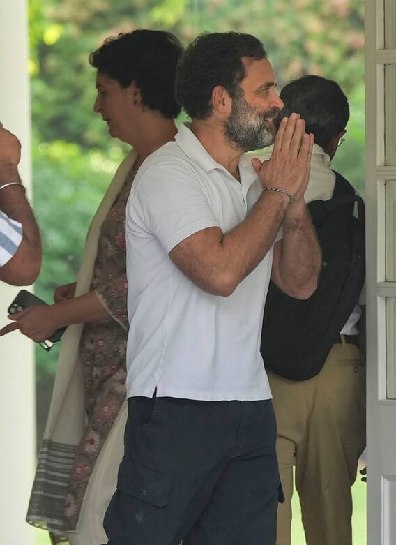 होठों पर मुस्कान, जोड़े हाथ और राहुल गांधी ने खाली किया तुगलक लेन बंगला