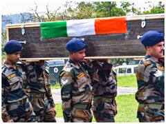 Poonch Terror Attack: नम हुईं आंखें, पुंछ शहीदों की अंतिम यात्रा में गूंजे 'भारत माता की जय' के नारे, देखें तस्वीरें