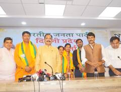 दिल्ली में आम आदमी पार्टी को बड़ा झटका, सैकड़ों कार्यकर्ताओं ने थामा बीजेपी का दामन