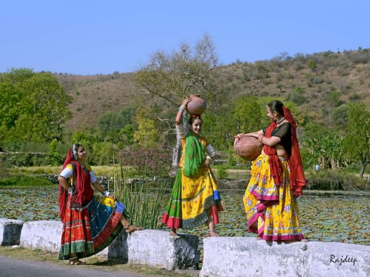 Udaipur news: झीलों की नगरी उदयपुर जो पर्यटन के लिए प्रसिद्ध है, यहां कई स्थल ऐसे भी है जो ग्रामीण परिवेश को दर्शाते हैं इन्ही पर्यटन स्थलों पर ग्रामीण महिलाओं के दिनचर्या के ऊपर कुछ फोटो लिए गए हैं.