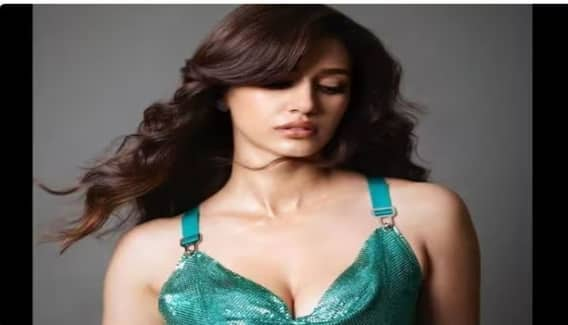 Disha Patani Pics : थाई-हाई सिल्क ड्रेस में दिशा पटानी ने लगाई आग, तस्वीरें देख फैन्स बोले-वाह