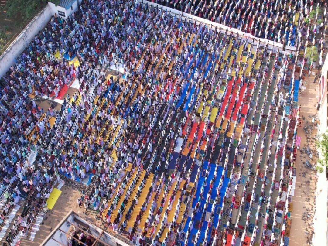 ரமலான் பண்டிகையை முன்னிட்டு நெல்லையில் ஆயிரக்கணக்கானோர் ஒரே இடத்தில் கூடி சிறப்பு தொழுகை