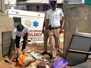 கரூரில் மயங்கிய நிலையில் இருந்த முதியவருக்கு உதவிய காவலர்கள் - பாராட்டிய மக்கள்