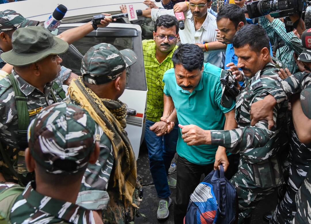 Murshidabad forensic experts of CBI have come from Delhi to Kolkata to collect data from two mobiles of Trinamool MLA Jiban Krishna Saha: পুকুর থেকে উদ্ধার জোড়া ফোনই কি নিয়োগ দুর্নীতির খনি? ডাটা উদ্ধারের চেষ্টায় এল টিম