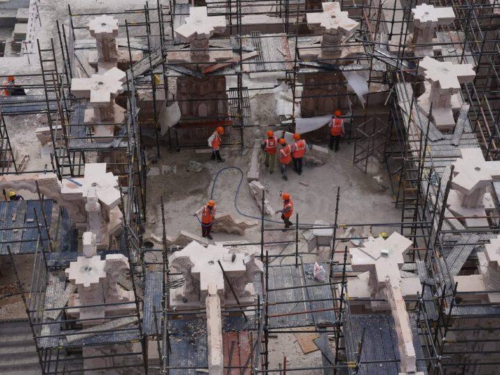 इस बीच रामलला के मंदिर की लेटेस्ट तस्वीरें सामने आई हैं, जिनमें मंदिर के भव्य स्वरूप देखा जा सकता है.