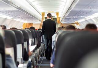 Airlines : લ્યો બોલો! 'તું બોવ જ સુંદર છે...' કહી મુસાફર ફ્લાઈટમાં પુરૂષ કર્મી પાસે ગયો ને...