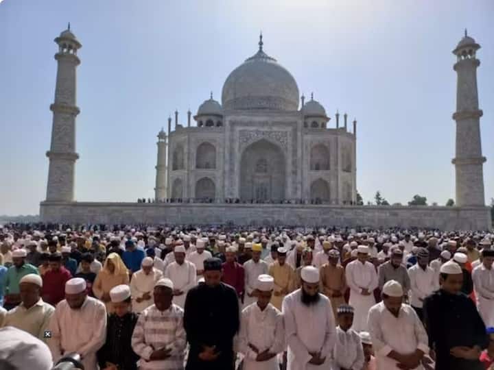 ਤਾਜ ਮਹਿਲ ਸਥਿਤ ਮਸਜਿਦ 'ਚ ਈਦ ਦੀ ਨਮਾਜ਼ ਸਵੇਰੇ ਨੌਂ ਵਜੇ ਸ਼ੁਰੂ ਹੋਈ। ਅੱਜ ਸਵੇਰੇ 7 ਵਜੇ ਤੋਂ 10 ਵਜੇ ਤੱਕ ਤਿੰਨ ਘੰਟੇ ਈਦ ਦੀ ਨਮਾਜ਼ ਅਦਾ ਕਰਨ ਅਤੇ ਦੇਸੀ-ਵਿਦੇਸ਼ੀ ਸੈਲਾਨੀਆਂ ਨੂੰ ਤਾਜ ਮਹਿਲ ਵਿੱਚ ਮੁਫ਼ਤ ਦਾਖ਼ਲਾ ਦਿੱਤਾ ਗਿਆ।