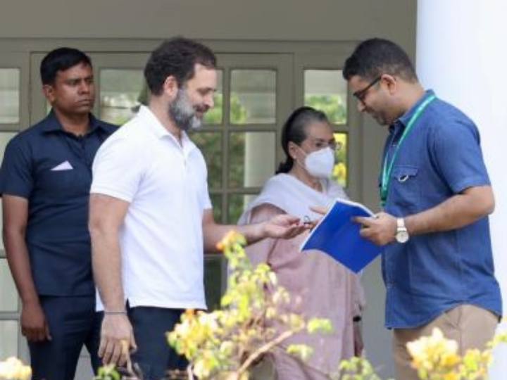Congress leader Rahul Gandhi vacates his Tughlak Lane bungalow in New Delhi after his disqualification as a Lok Sabha MP ann Rahul Gandhi's Bungalow: ' यह सच बोलने की कीमत है, मैं सच बोलने के लिए कोई भी कीमत चुकाने को तैयार हूं '- राहुल गांधी