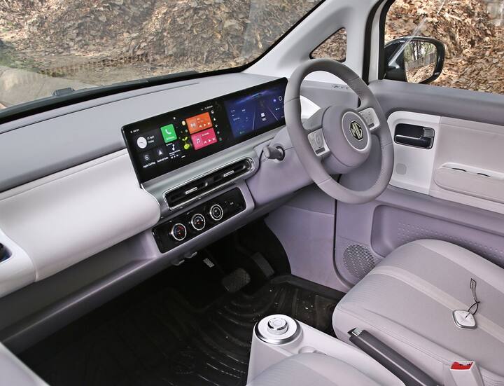 इस कार के केबिन में ड्यूल टोन स्पेस ग्रे इंटीरियर के साथ, लेदर से लिपटा हुआ टू स्पोक स्टीयरिंग व्हील जिसमें आई-पॉड जैसे बटन दिए गए हैं. इसके अलावा एमजी कॉमेट में 10.25 इन ट्विन स्क्रीन (एक सेंट्रल टचस्क्रीन, एक इंस्ट्रूमेंट क्लस्टर) के साथ फ्लोटिंग डैशबोर्ड दिया गया है. इसके अलावा इसमें 55 कनेक्टेड फीचर्स के साथ आई-स्मार्ट की सुविधा भी दी गयी है.