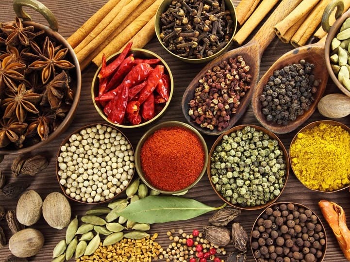 turmeric black pepper secret of health is hidden in these spices medicine in kitchen Benefits of Spices : हळद, आलं, काळी मिरीसह 'हे' मसाले औषधी; कोणत्या आजारांवर गुणकारी? जाणून घ्या...