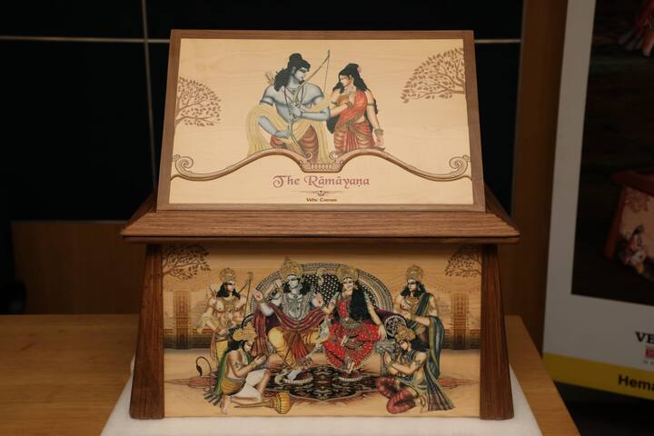 या विशेष रुपात सादर होणाऱ्या रामायणाचे प्रकाशन देशात पहिल्यांदाच पुण्यात झाले.