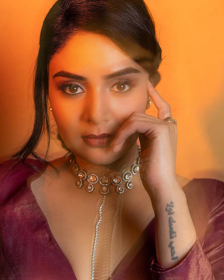 అన్ని ఛానెల్స్ లో షోలు చేస్తూ ఆకట్టుకుంటోంది. Photo Credit: Sreemukhi /Instagram