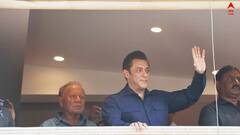 Salman Khan in Eid: খুশির ইদে খোশমেজাজে সলমন, ভক্তদের দেখে ব্যালকনি থেকে হাত নাড়লেন ভাইজান