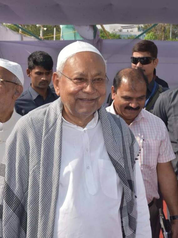 पटना के गांधी मैदान पहुंचे सीएम नीतीश कुमार, राज्यवासियों को दी ईद की बधाई