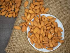 सूखे बादाम का छिलका तो नही उतरता... फिर भीगने पर ऐसा क्या होता है जो यह बड़ी आसानी से उतर जाता है?