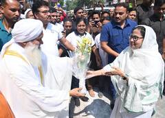 Mamata On Eid : শুভেচ্ছা বিনিময় থেকে শিশুদের আদর, ইদে মুখ্যমন্ত্রী বললেন, 'দেশকে টুকরো হতে দেব না'