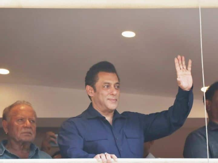 Salman Khan On Eid 2023: बॉलीवुड सुपरस्टार सलमान खान ने फैंस को ईद की बधाई दी है. जिसके चलते सलमान अपने घर गैलेक्सी अपार्टमेंट के बाहर आकर फैंस का अभिनंनद किया है.