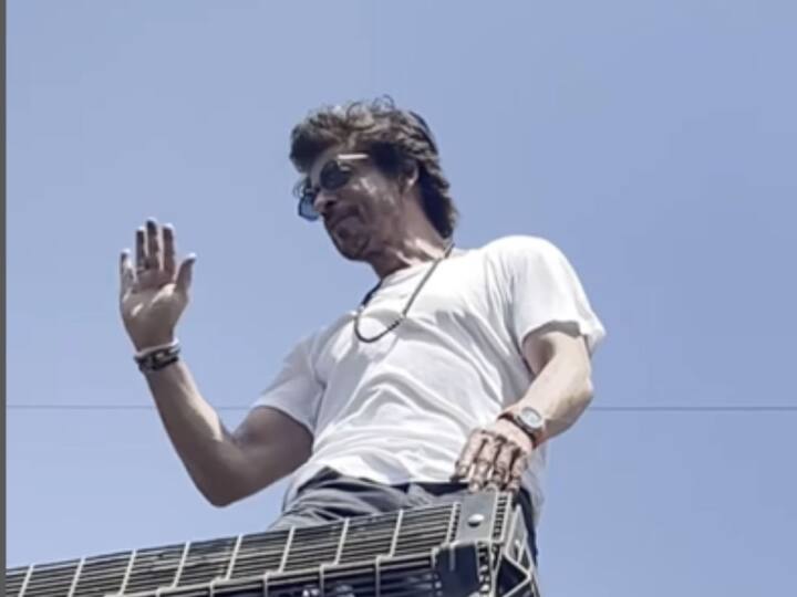 शाहरुखनं त्याचा मन्नत बाहेरील फोटो ट्विटरवर शेअर केला.