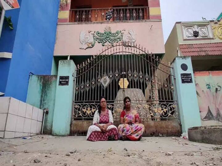 chennai: Kerugambakkam demanding return of her 4-year-old son, wife locked up in her husband's house 4 வயது மகனை மீட்டுக் கொடுங்கள்..! மிரட்டும் மாமியார்..  கணவன் வீட்டின் முன் போராட்டத்தில் குதித்த தாய்..!