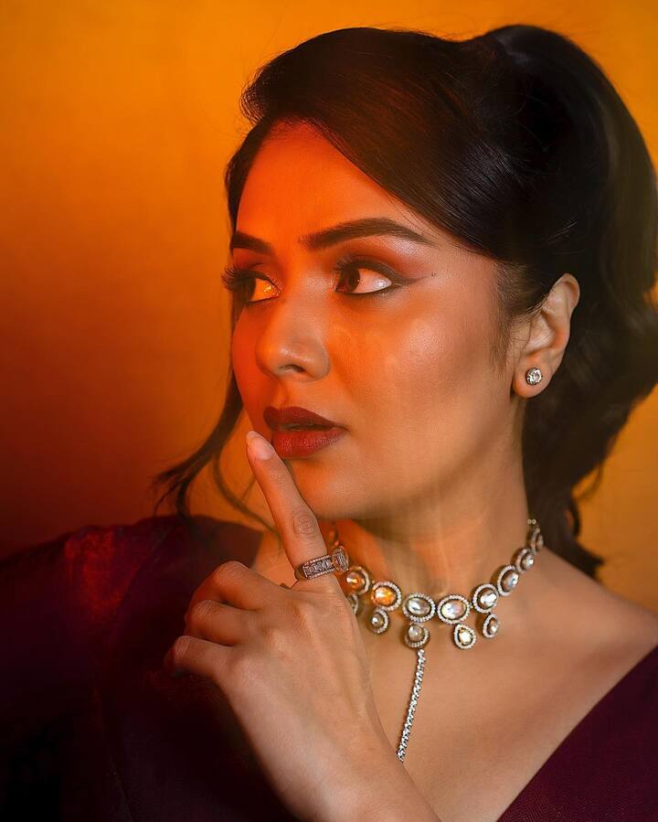 తన చలాకీ మాటలతో పాటు అందచందాలతో ఆడియెన్స్ ను ఆకట్టుకుంది. Photo Credit: Sreemukhi /Instagram