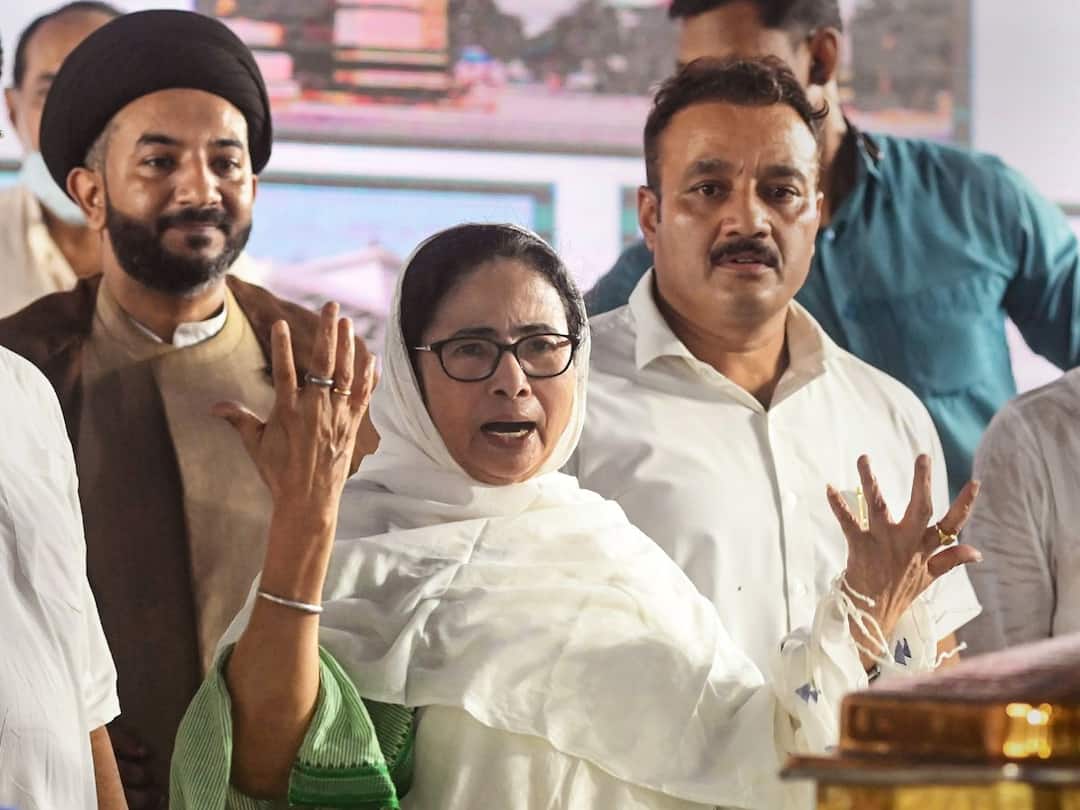 Have Courage To Fight A 'Gaddar Party', Agencies: Mamata Banerjee's Veiled Attack At BJP In Kolkata Have Courage To Fight A 'Gaddar Party', Agencies: Mamata Banerjee's Veiled Attack At BJP In Kolkata