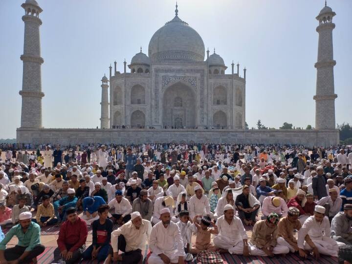 EID 2023: . ताजनगरी आगरा में ईद उल फितर का त्यौहार हर्ष और उल्लास के साथ मनाया जा रहा है. ईद उल फितर की विशेष नमाज प्रेम के प्रतीक ताज महल में भी अता की गई.