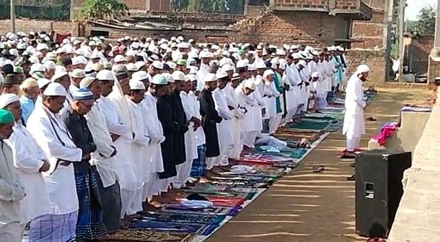 नालंदा के अलग-अलग मस्जिदों में नमाज अता की गई. नमाज अता करने के लिए सुबह से ही मस्जिद पहुंच रहे थे. वहीं जिला प्रशासन के द्वारा शहर समेत ग्रामीण क्षेत्रों में भी ईद पर्व को लेकर सुरक्षा व्यवस्था कड़ी कर दी गई, शहर के बड़ी दरगाह, जामा मस्जिद समेत कई मस्जिद में नमाज अता की गई.