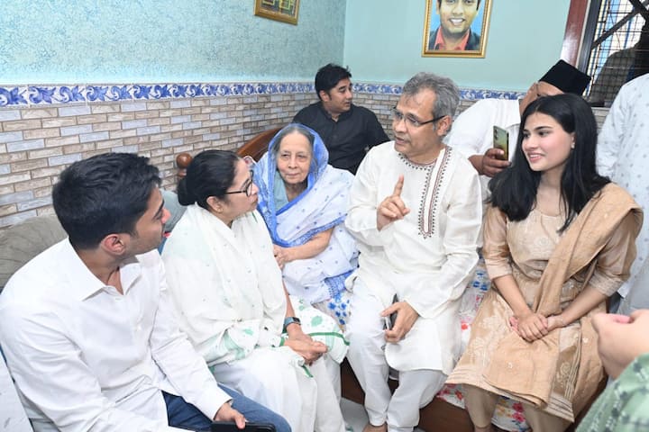 রিজওয়ানুর রহমানের বাড়িতে ইদের শুভেচ্ছা জানাতে যান মমতা বন্দ্যোপাধ্যায়। সেখানে ছিলেন রিজওয়ানুরের দাদা রুকবানুর ও তাঁর মা।