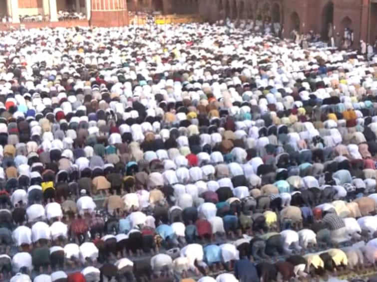 Eid ul Fitr 2023 People Gather Across India To Offer Prayers Celebrate Eid Photos And Videos Nitish Kumar Jama Masjid Dargah Ramadan Eid-ul-Fitr 2023: People Gather Across India To Offer Prayers, Celebrate Eid — Photos And Videos