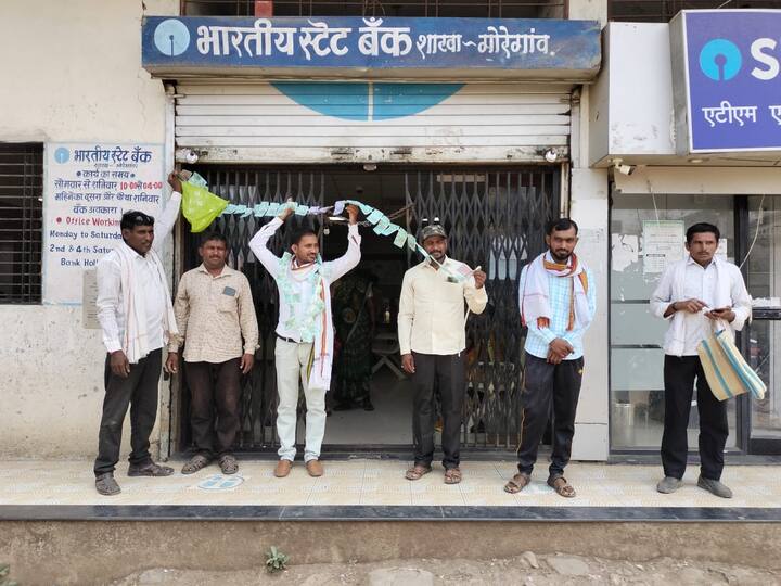 हिंगोली जिल्ह्यातील भारतीय स्टेट बँक शाखा गोरेगाव इथं परस्पर पीक विमा कपात केल्यानं स्वाभिमानी शेतकरी संघटना आक्रमक झाली आहे.