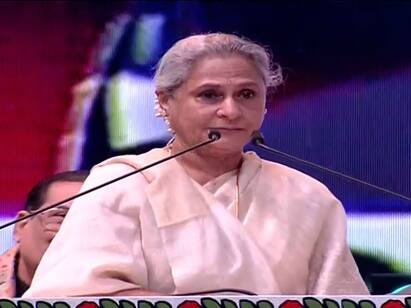 Actress Jaya Bachchan Asks Paps To Keep Distance As She Arrives At Aditya Chopras Home After Pamela Chopras Death Jaya Bachchan: আদিত্য চোপড়ার বাড়ির সামনে পৌঁছে পাপারাৎজিদের দূরত্ব বজায় রাখার নির্দেশ জয়া বচ্চনের