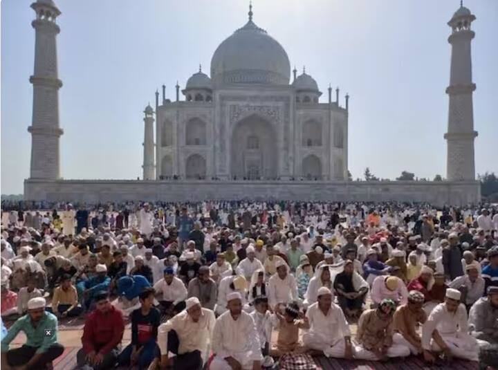 ਤਾਜਨਗਰੀ ਆਗਰਾ ਵਿੱਚ ਈਦ ਉਲ ਫਿਤਰ ਦਾ ਤਿਉਹਾਰ ਧੂਮਧਾਮ ਨਾਲ ਮਨਾਇਆ ਜਾ ਰਿਹਾ ਹੈ। ਪਿਆਰ ਦੇ ਪ੍ਰਤੀਕ ਤਾਜ ਮਹਿਲ ਵਿਖੇ ਈਦ-ਉਲ-ਫਿਤਰ ਦੀ ਵਿਸ਼ੇਸ਼ ਨਮਾਜ਼ ਵੀ ਅਦਾ ਕੀਤੀ ਗਈ।