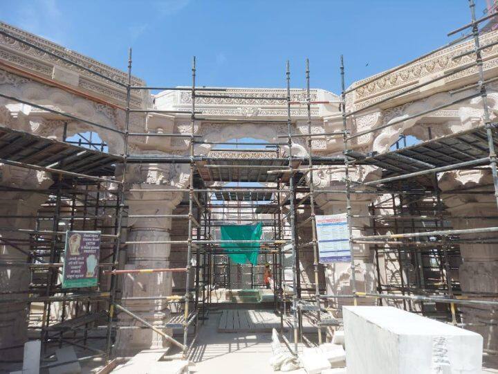 श्री राम जन्मभूमि मन्दिर के भूतल के खम्बों के ऊपर बीम रखने का कार्य प्रारम्भ हो गया है. कुछ बीम रख भी दिये गये हैं.