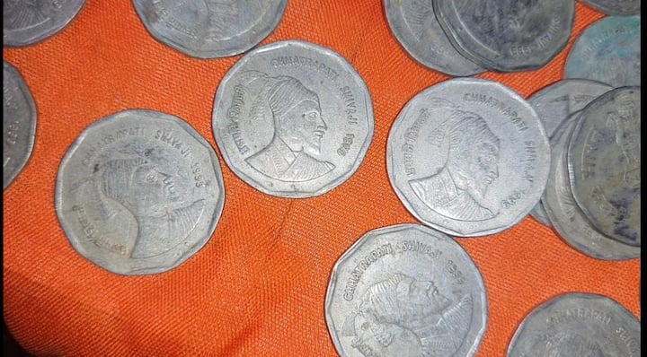 संतोष यांनी छत्रपतींची प्रतिमा असलेली नाणी संग्रह करायला सुरुवात केली. किराणा दुकानातून जे नाणं येतं होतं ते प्रत्येक नाणे संतोष बघून घ्यायचे आणि ज्यावेळी छत्रपतीची प्रतिमा असलेले नाणं हाती यायचं ते नाणे संतोष संग्रही ठेवत.