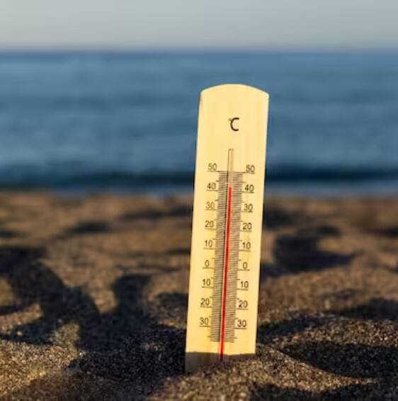 ਭਾਰਤੀ ਮੌਸਮ ਵਿਭਾਗ (IMD) ਦੇ ਅਨੁਸਾਰ, ਜਦੋਂ ਮੈਦਾਨੀ ਇਲਾਕਿਆਂ ਦਾ ਵੱਧ ਤੋਂ ਵੱਧ ਤਾਪਮਾਨ 40 ਡਿਗਰੀ ਸੈਲਸੀਅਸ ਤੱਕ ਪਹੁੰਚ ਜਾਂਦਾ ਹੈ, ਤੱਟਵਰਤੀ ਖੇਤਰਾਂ ਦਾ ਤਾਪਮਾਨ 37 ਡਿਗਰੀ ਸੈਲਸੀਅਸ ਅਤੇ ਪਹਾੜੀ ਖੇਤਰਾਂ ਦਾ ਤਾਪਮਾਨ 30 ਡਿਗਰੀ ਸੈਲਸੀਅਸ ਤੱਕ ਪਹੁੰਚ ਜਾਂਦਾ ਹੈ, ਤਾਂ ਗਰਮੀ ਦੀ ਲਹਿਰ ਸ਼ੁਰੂ ਹੋ ਜਾਂਦੀ ਹੈ।