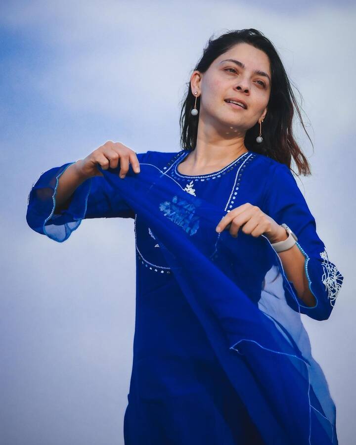 सोनालीनं जैसलमेरमधील काही फोटो सोशल मीडियावर शेअर केले आहेत.