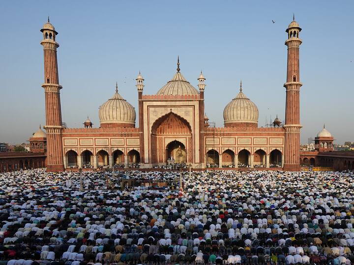 आज ईद उल फित्र.. महिनाभर सुरु असलेल्या पवित्र रमजानच्या उपवासाचा शेवट.. आजचा दिवस देशभरात मुस्लीम बांधव सामूहिक प्रार्थना करुन साजरा करतात