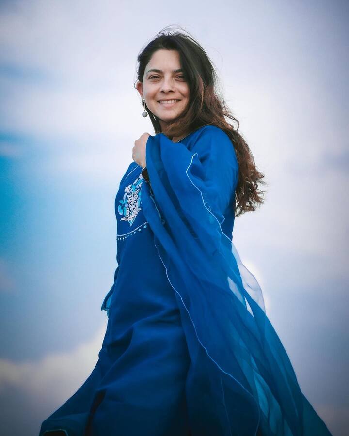 फोटोला सोनालीनं कॅप्शन दिलं, 'मैंने अपने आँचल से आसमाँ पर बादल कोरें हैं, कोई शक़ हो गर तो इस नीले रंग से पूछ लेना ..'