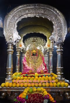 महाराष्ट्राची कुलस्वामिनी आई तुळजाभवानी माता आणि करवीर निवासिनी अंबाबाईची देवी यांच्या सभोवताली आंब्यांची आरास; अक्षय तृतीया निमीत्तानं आंब्याची आरास करून पूजा करण्यात आली