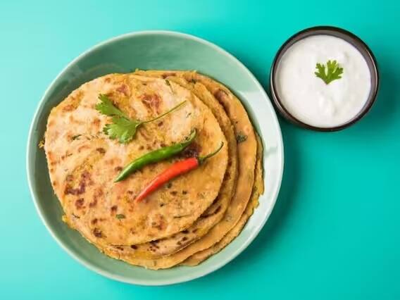 પરાઠા અને દહીંઃ એવા ઘણા લોકો છે જે પરાઠા સાથે દહીં ખાવાનું પસંદ કરે છે. પરંતુ શું તમે જાણો છો કે આમ કરવાથી તમારી પાચન પ્રક્રિયા ખૂબ જ ધીમી થઈ શકે છે અને તમે દિવસભર સુસ્તી પણ અનુભવી શકો છો.