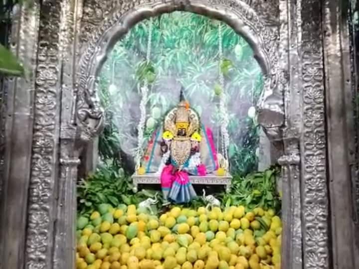 देवीची आज हिंदोळ्यावर बसलेल्या स्वरुपातील पूजा बांधण्यात आली.