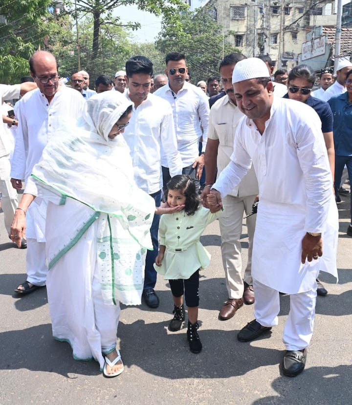 এদিন রেড রোডে ভাষণ দিতে গিয়ে মমতা বন্দ্যোপাধ্যায় বলেন,  