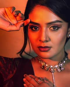 Sreemukhi Photos: చుర కత్తుల్లాంటి చూపులతో కవ్విస్తున్న శ్రీముఖి
