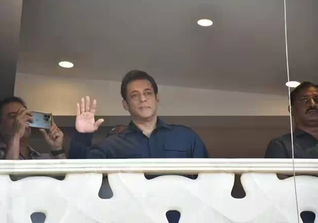 Salman : Salman Khan greets fans on Eid Galaxy Apartment amid Death Threats-Video Salman : બોલિવુડનો 'ભાઈ' સલમાન ડરી ગયો!!! ઈદ પર પણ ઘરમાં જ ભરાઈ રહ્યો